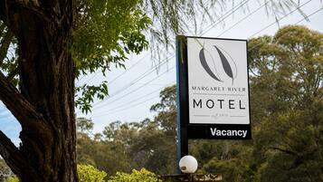 Une enseigne indiquant le « Margaret River Motel » avec une affiche signalant qu’il y a des chambres disponibles.