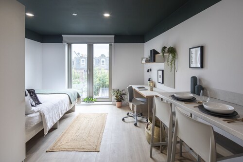 Modern Studios with Kitchen & Ensuite 
