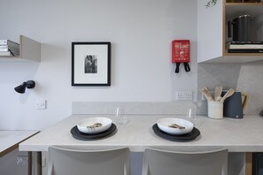 Studio, kaupunkinäköala | Yksityinen keittiö | Mikroaaltouuni, uuni, liesi, kahvin-/teenkeitin