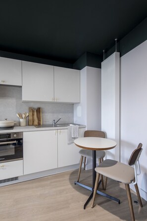Desk, laptop workspace, free WiFi - Modern Studios with Kitchen & Ensuite  (Edinburgh)