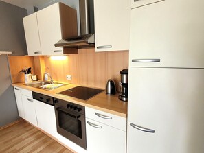 Apartment | Eigene Küche | Kochgeschirr/Geschirr/Besteck