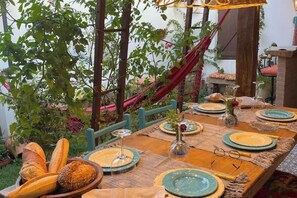 Outdoor dining - Artist's House in the heart of Joaquim Egídio 63 (Campinas)