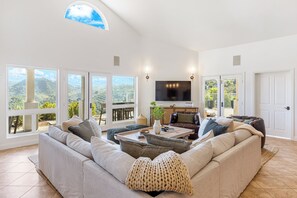 Smart-TV, Kamin, Videospiele, Tischfußball