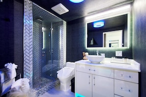 Haartrockner, Handtücher, Seife, Toilettenpapier