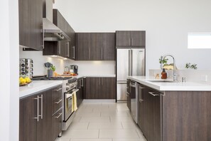 Frigorífico, microondas, horno y placa de cocina