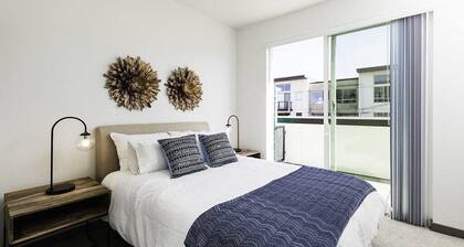 Quiet corner 1 bedroom top floor apartment. 20 second walk to board the train.