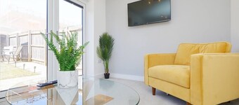 2 Bed Premium House - Driveway Parking - Royal Derby Hospital 3 mins Walk