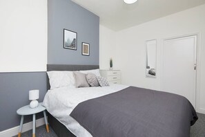 4 chambres, fer et planche à repasser, accès au Wi-Fi (inclus)