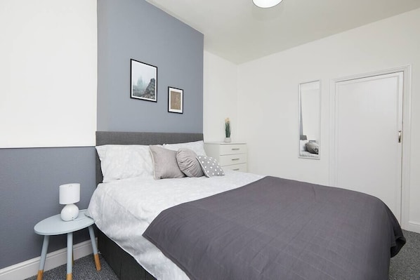 4 bedrooms, iron/ironing board, free WiFi