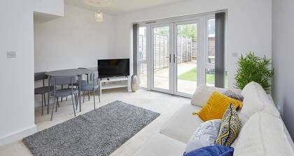 Derby City Base - 2 Bed Near Hospital, Driveway Parking, Garden