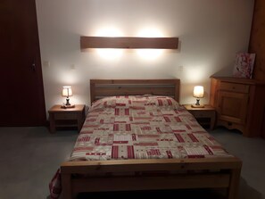 2 bedrooms, iron/ironing board, WiFi