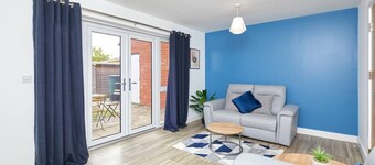 3 Bed Townhouse Haven - Steps from Royal Derby Hospital, Driveway Parking