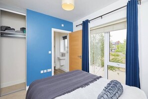 3 bedrooms, desk, iron/ironing board, free WiFi