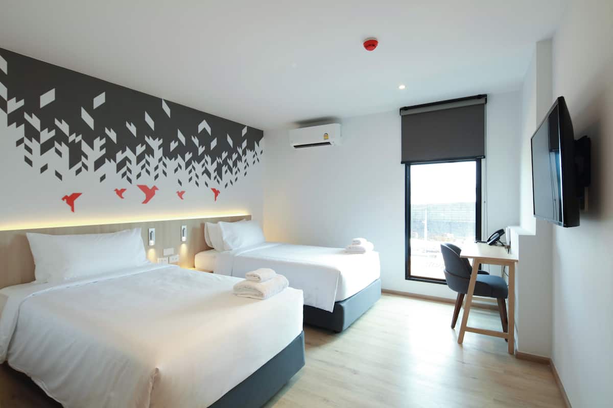 Deluxe Twin Room, City View | Peti besi dalam bilik, meja, kalis bunyi, Wi-fi percuma