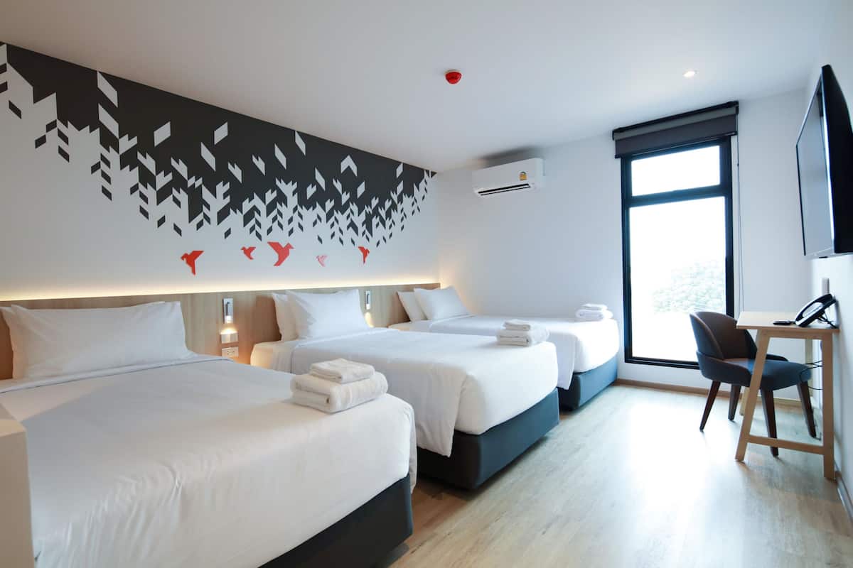 Deluxe Triple Room, City View | Peti besi dalam bilik, meja, kalis bunyi, Wi-fi percuma
