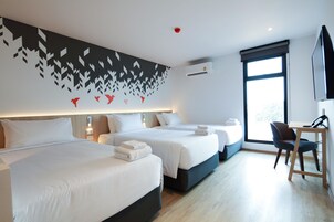 Quarto triplo luxo, vista para a cidade | Cofres nos quartos, escrivaninha, quartos à prova de som