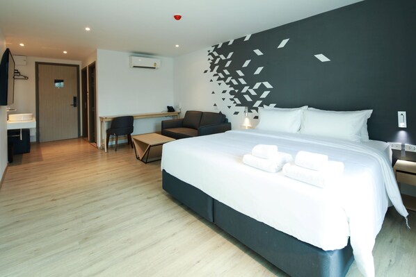 Premier dubbelrum - utsikt mot staden | Värdeförvaringsskåp på rummet, skrivbord, ljudisolering och gratis wi-fi