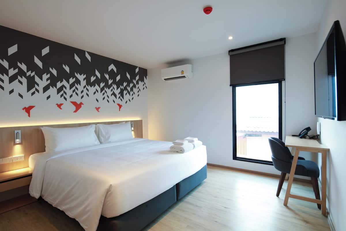 Deluxe Double Room, City View | Peti besi dalam bilik, meja, kalis bunyi, Wi-fi percuma