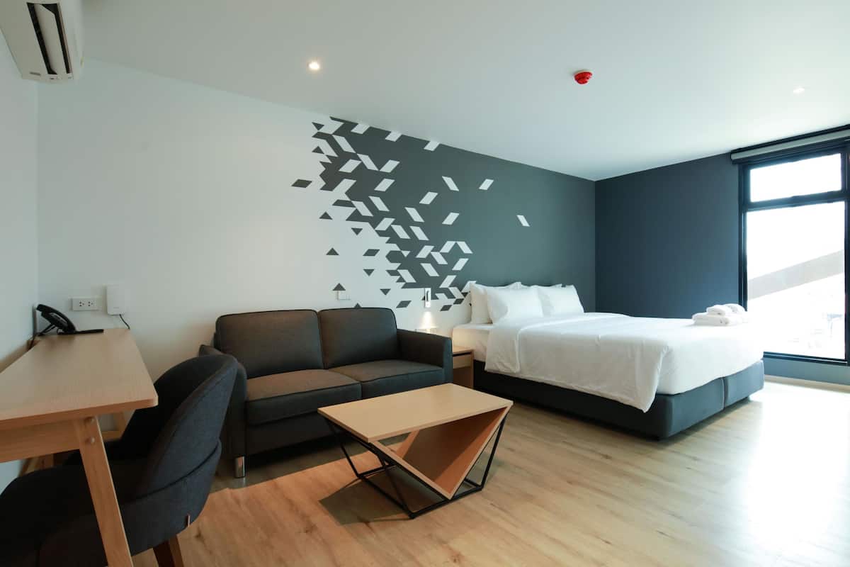 Premier Double Room, City View | Peti besi dalam bilik, meja, kalis bunyi, Wi-fi percuma