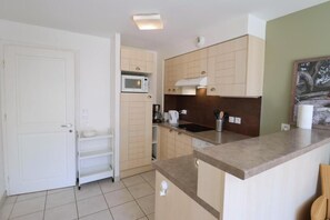 Fridge, microwave, oven, stovetop - Le Bois de la Grée 6111 By Tranquil at Home (Pornichet)