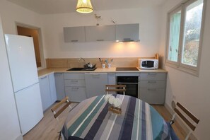 Køleskab, mikrobølgeovn, ovn, kogeplade