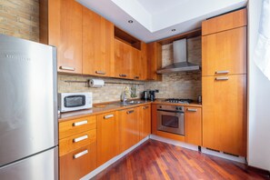 Kühlschrank, Mikrowelle, Ofen, Herdplatte