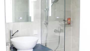 Dusche, Haartrockner, Handtücher, Seife
