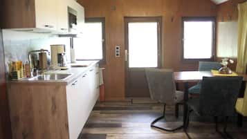 Kühlschrank, Mikrowelle, Herdplatte, Geschirrspüler