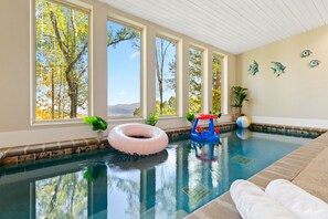 Innendørsbasseng og et oppvarmet basseng