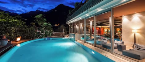 4 sisäuima-allasta, 2 ulkouima-allasta, aurinkovarjoja, aurinkotuoleja