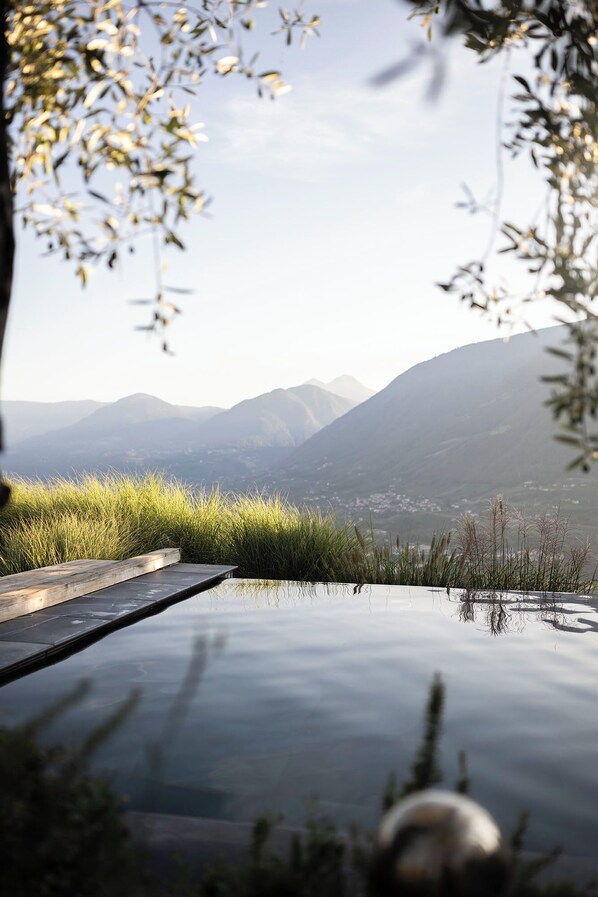 4 albercas techadas, 2 albercas al aire libre y sombrillas en la alberca