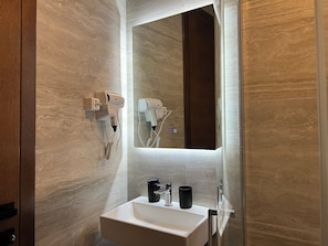Sèche-cheveux, serviettes fournies, savon, papier toilette