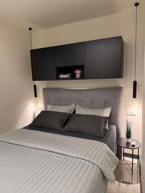 2 slaapkamers, een strijkplank/strijkijzer, gratis wifi, beddengoed