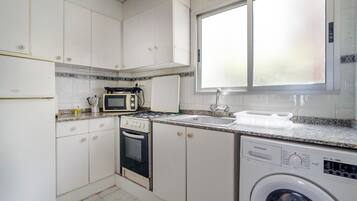 Fridge, oven, stovetop, coffee/tea maker