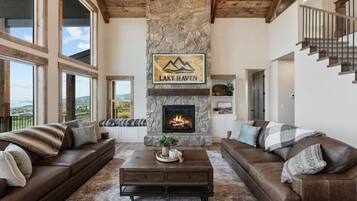 Televisor intel·ligent, llar de foc, videojocs i futbolí