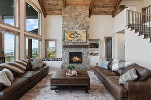 Smart TV, chimenea, videojuegos, futbolito