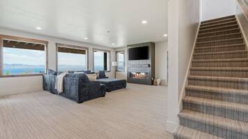 Smart-tv, eldstad, tv-spel och bordsfotboll