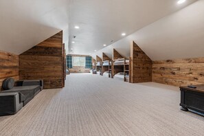 7 bedrooms, desk, travel cot, WiFi