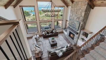 Smart-tv, eldstad, tv-spel och bordsfotboll