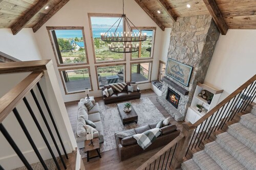 Lake Haven Lodge | Sleeps 40, Private Pickleball Court, Spa, Views!