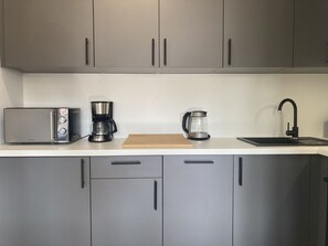 Frigorifero, microonde, forno, piano cottura