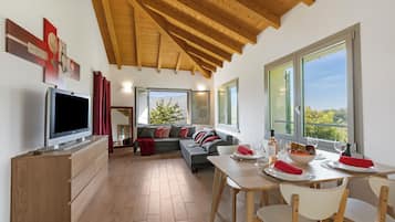 Family Villa, Multiple Bedrooms, Mountainside (Residenza Quadrifoglio) | Dining room