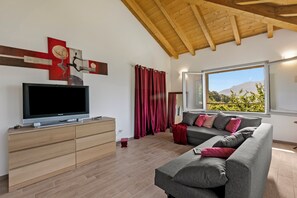 Standard-Apartment, Mehrere Schlafzimmer, Bergseite (Viola Apartment) | Wohnbereich | 21-Zoll-Flachbildfernseher mit Kabelempfang