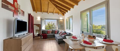 Familie villa, meerdere slaapkamers, uitzicht op gebergte (Residenza Quadrifoglio) | Woonruimte | Een 21-inch flatscreentelevisie met kabelzenders