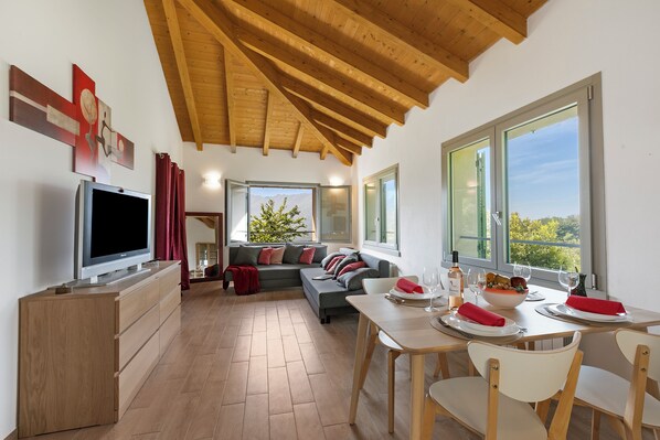 Villa familiale, plusieurs chambres, cÎté montagne (Residenza Quadrifoglio) | Aire de séjour | Téléviseur à écran plat de 21 po avec télévision par cùble