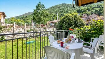 Studio Keluarga, pemandangan gunung, tepi gunung (Bucaneve Apartment) | Tempat makan outdoor