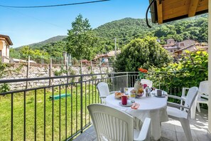 Family Studio, Mountain View, Mountainside (Bucaneve Apartment) | Outdoor dining - Residenza Quadrifoglio (Casalzuigno)