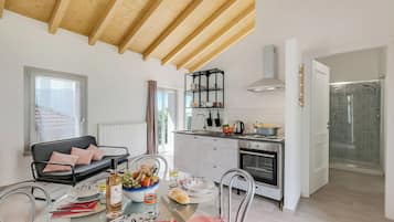 Family Villa, 3 Bedrooms, Mountainside (Residenza Quadrifoglio) | Living room | 21-inch flat-screen TV with cable channels