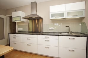 Réfrigérateur, four, plaque de cuisson, lave-vaisselle
