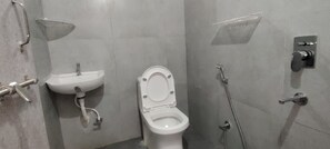 豪華開放式客房, 露台, 城市景 | 浴室 | 淋浴設備、風筒、提供毛巾、番梘